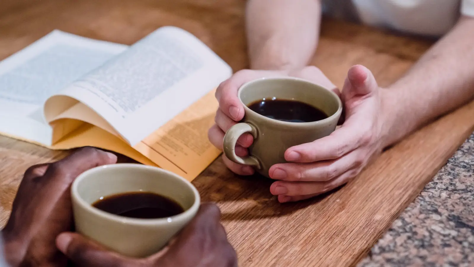 Czym jest cisza w rozmowie i jak użyć jej zamiast podniesionego głosu